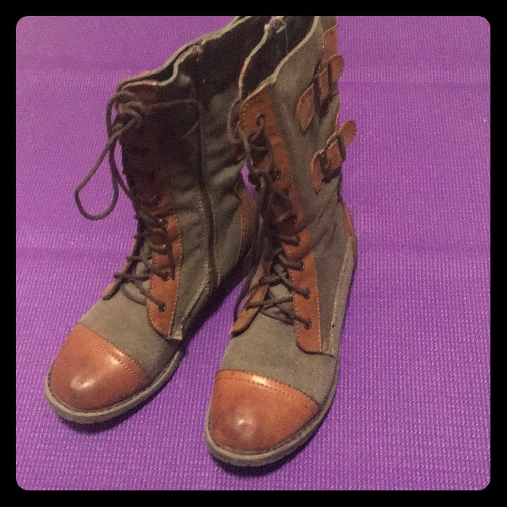 Lace up canvas and leather combat boots. Size 7.